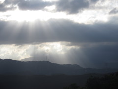 雲の隙間から差し込む太陽光