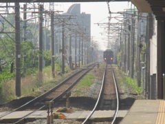 続くレールと迫り来る列車