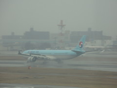 korean A330の着陸＆水しぶき