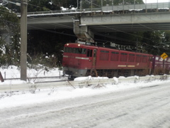 雪の中の貨物列車の走行