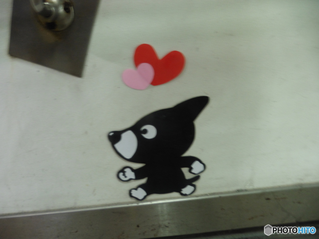 駅の壁に貼られたクロちゃんの絵柄