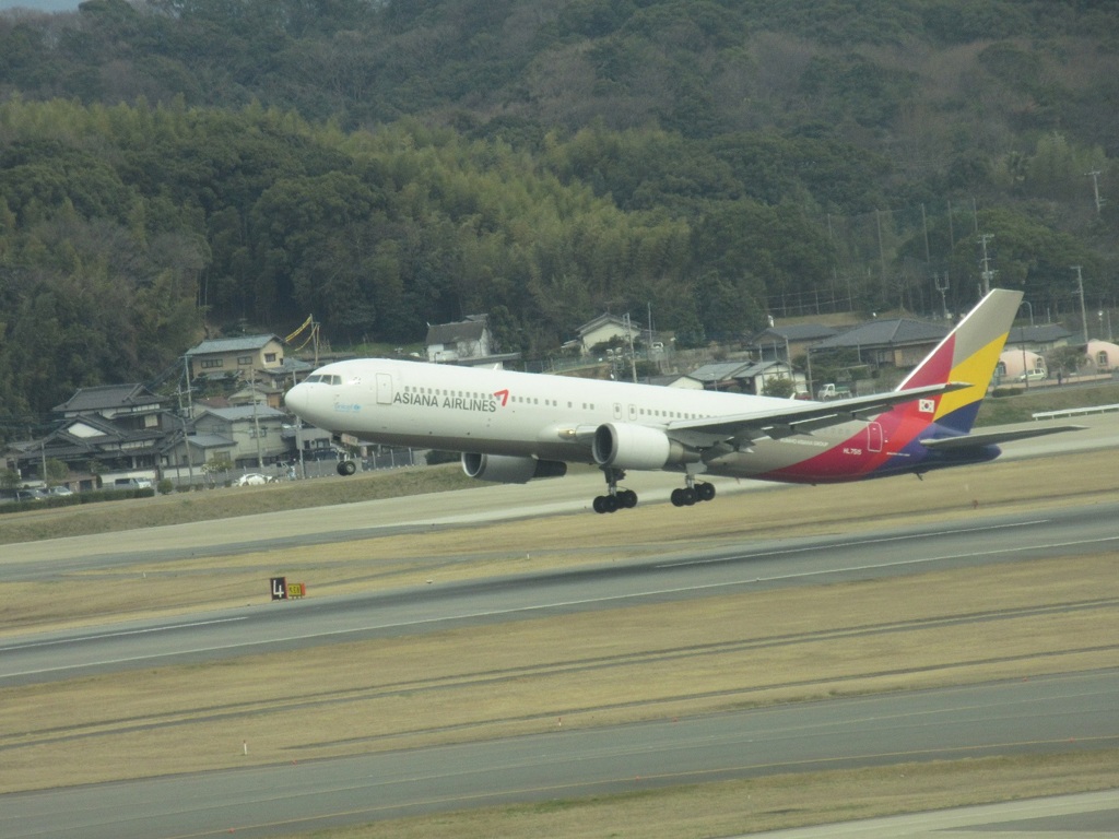 飛ぶ　ASIANA B767