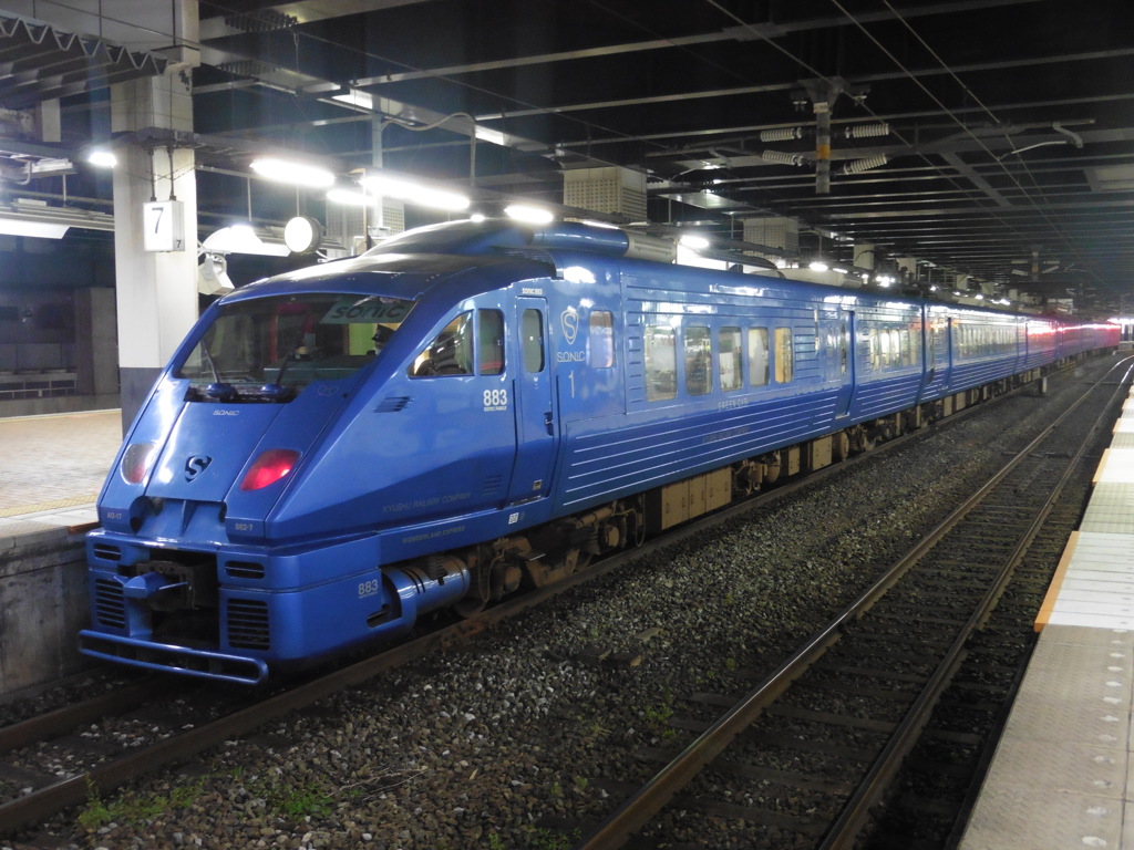 小倉駅停車中の883系特急ソニック①