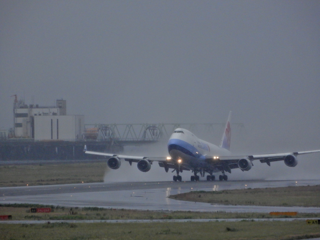雨の関空を離陸　③