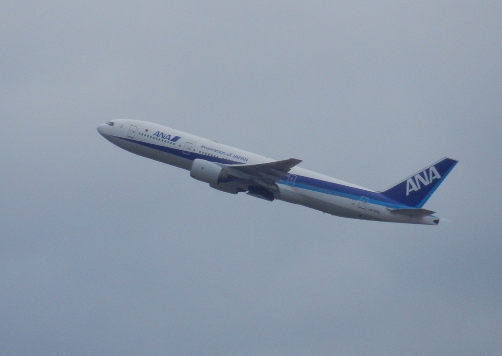 ANA  B777-200ER  JA709の離陸　博多シティ屋上より　②