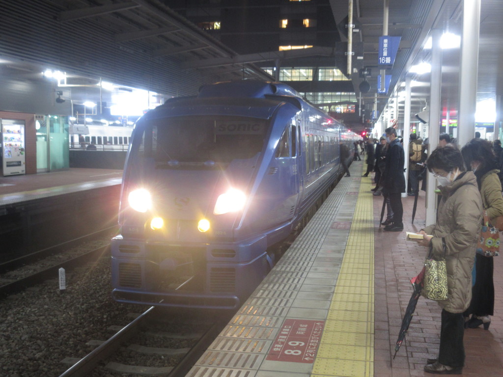 博多駅に停車中の883系ソニック