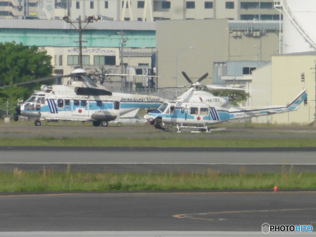 2機並ぶ海保のヘリ