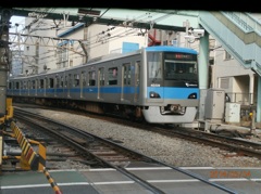 代々木駅を発車する小田急線急行