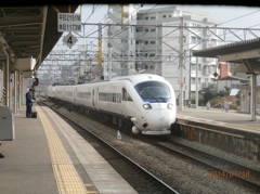 南福岡駅を通過する885系かもめ博多行き