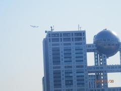 フジテレビ社屋と離陸する飛行機