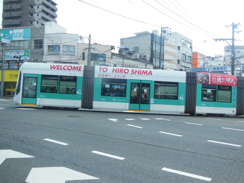 広島市内を走る広島市電　⑭