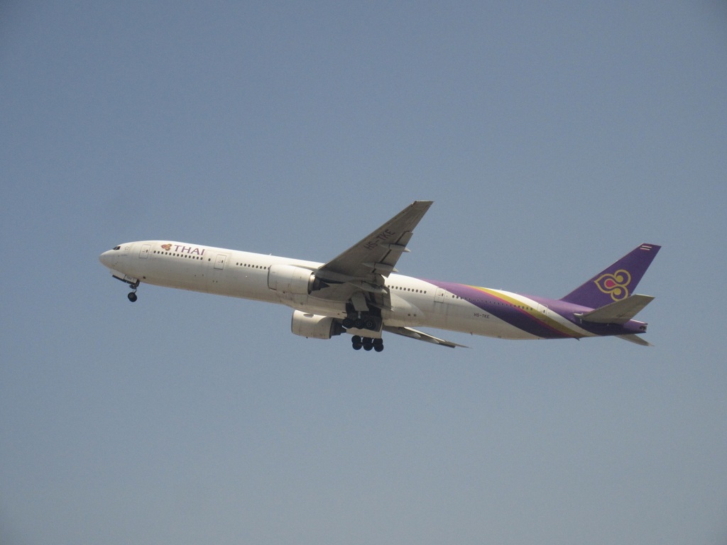 タイ国際航空　777-300  HS-TKE ②