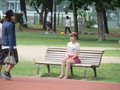 公園で写真撮影のモデルになる女性
