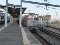 EF81-303貨物通過　①