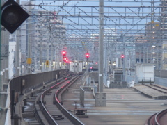 夕暮れの線路と信号