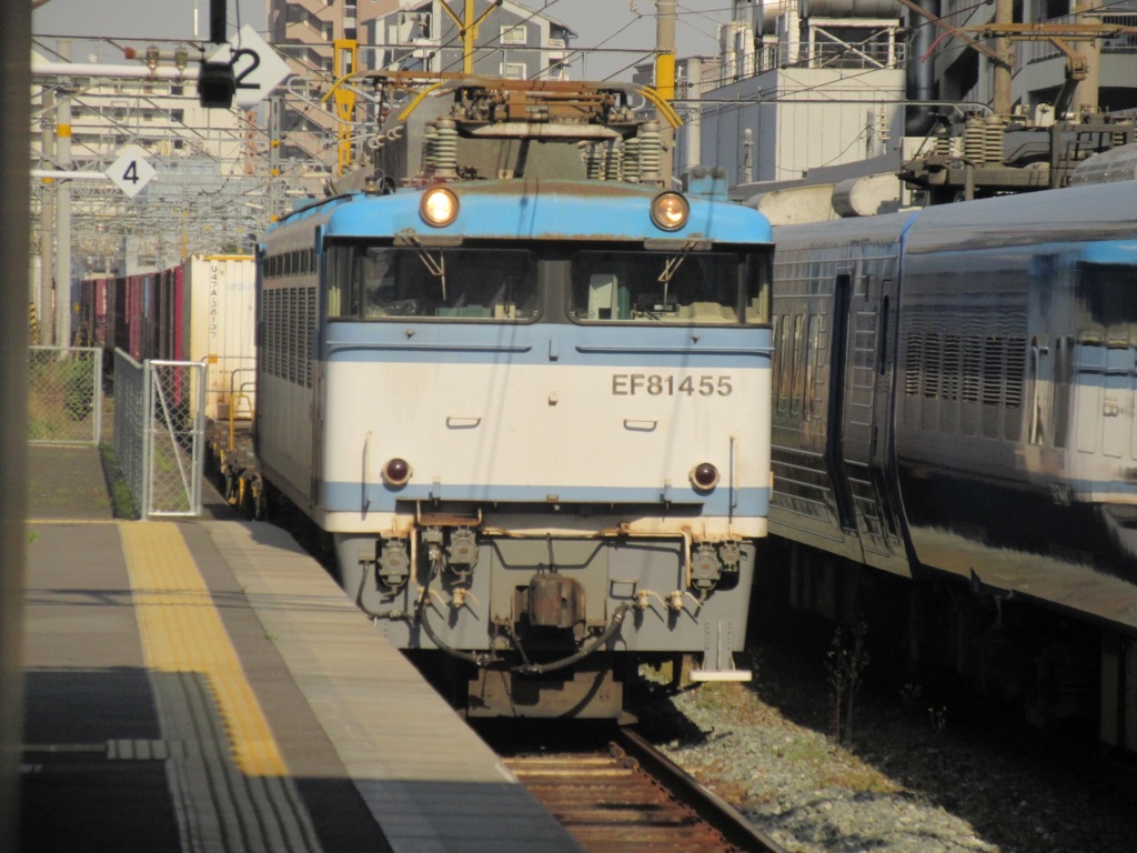 EF81-455貨物の通過