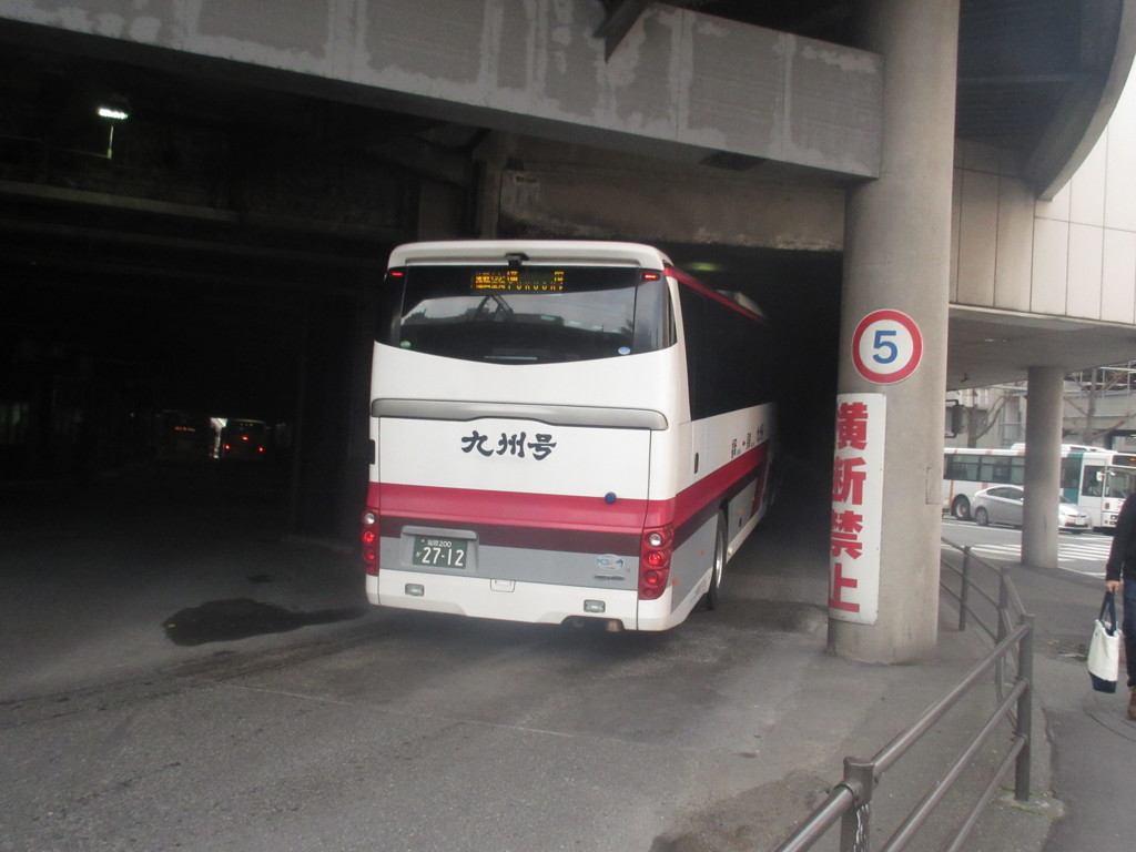 博多バスターミナルに入る大型バス