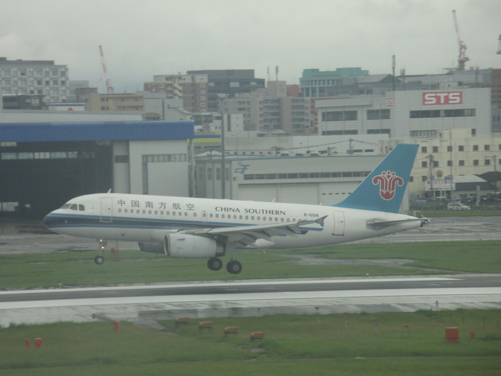 中国南方航空　B-6018着陸
