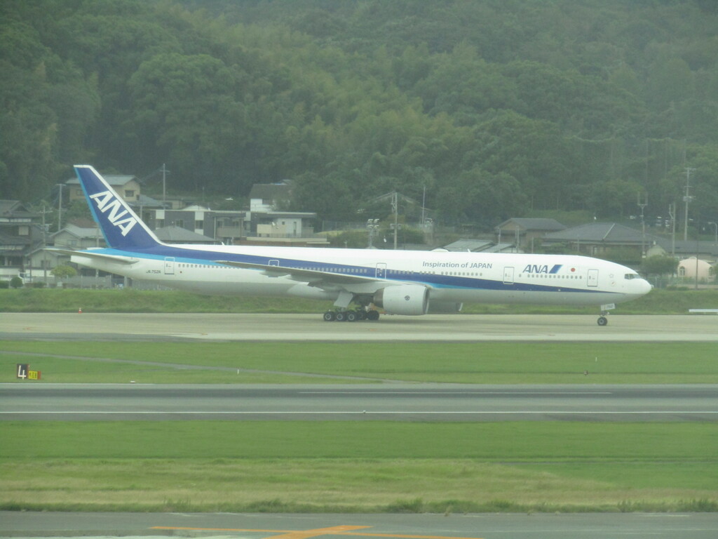 台風の影響で福岡空港で待機する機体　④