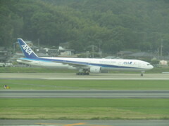 台風の影響で福岡空港で待機する機体　④