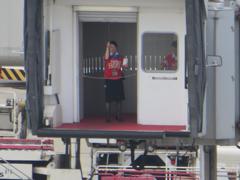 ゲートでお見送りのANAスタッフ