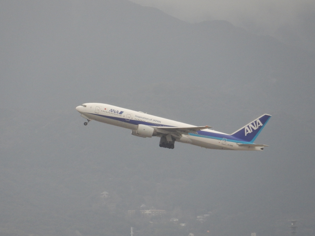 ANA  B777-200ER  JA709Aの離陸　博多シティ屋上より　①