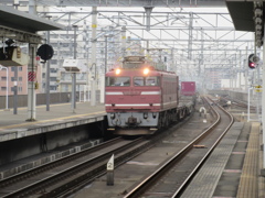 箱崎駅を通過する下りEF81-717貨物