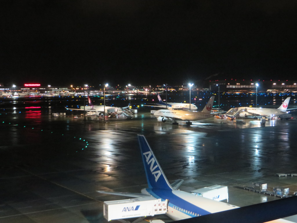 国際線ターミナルから見た羽田空港の夜景