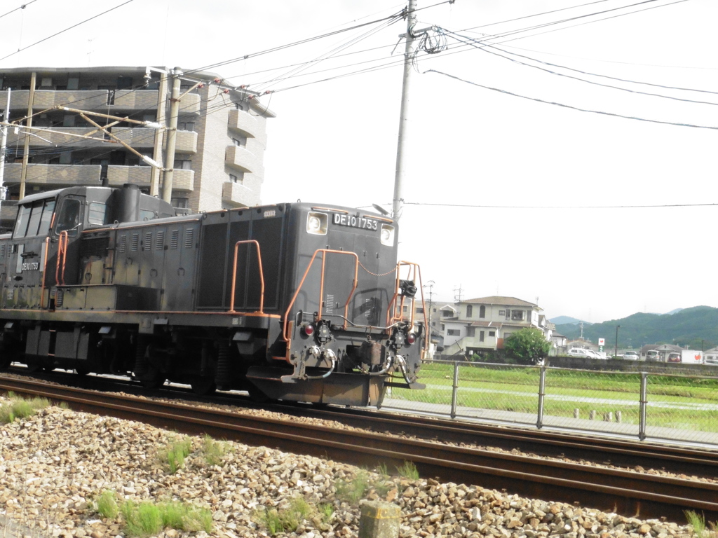 DE10-1753機関車の通過