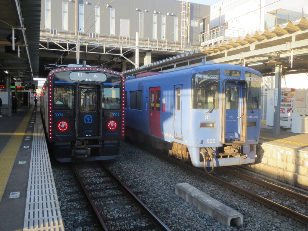 諫早駅に並ぶキハ220とYC-1