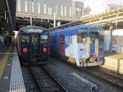 諫早駅に並ぶキハ220とYC-1