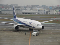 ANA  777-200プッシュバック②