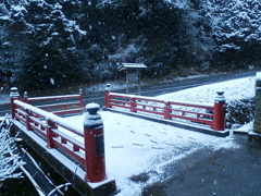 雪が降り積もる架け橋