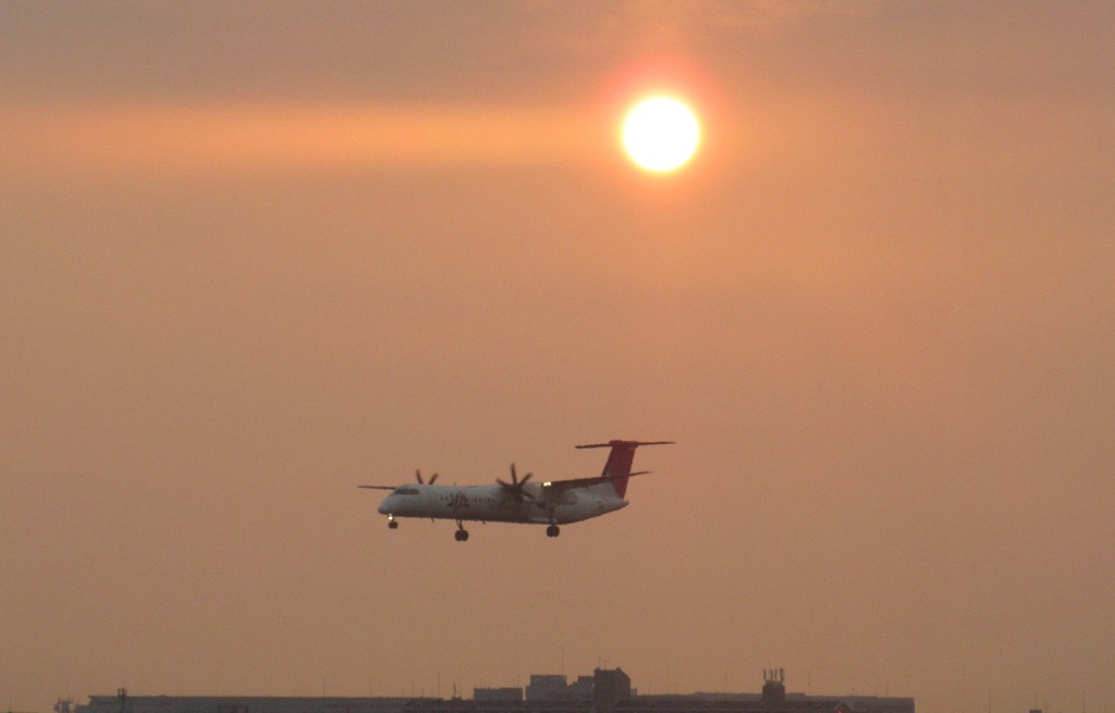 夕日とボンバルディア