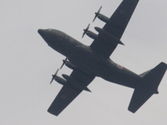 貨物ターミナル上空を通過する米軍機らしき飛行機