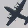 貨物ターミナル上空を通過する米軍機らしき飛行機