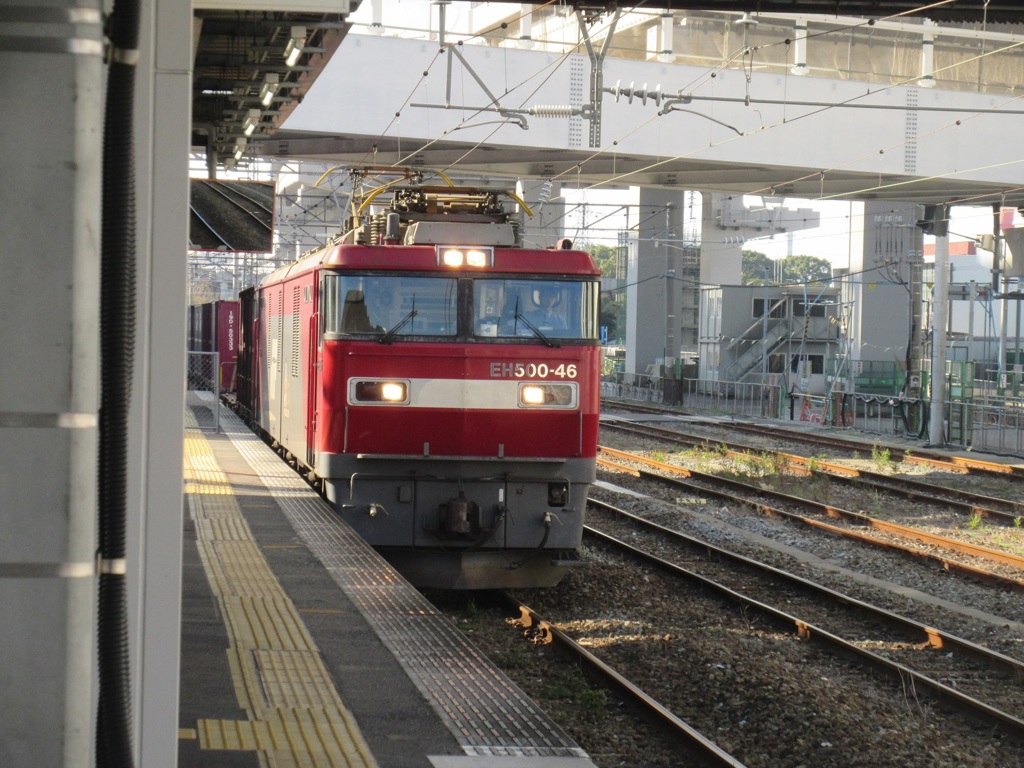 黒崎駅にてEH500貨物の通過