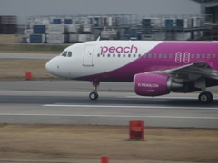 福岡空港を離陸するpeach②