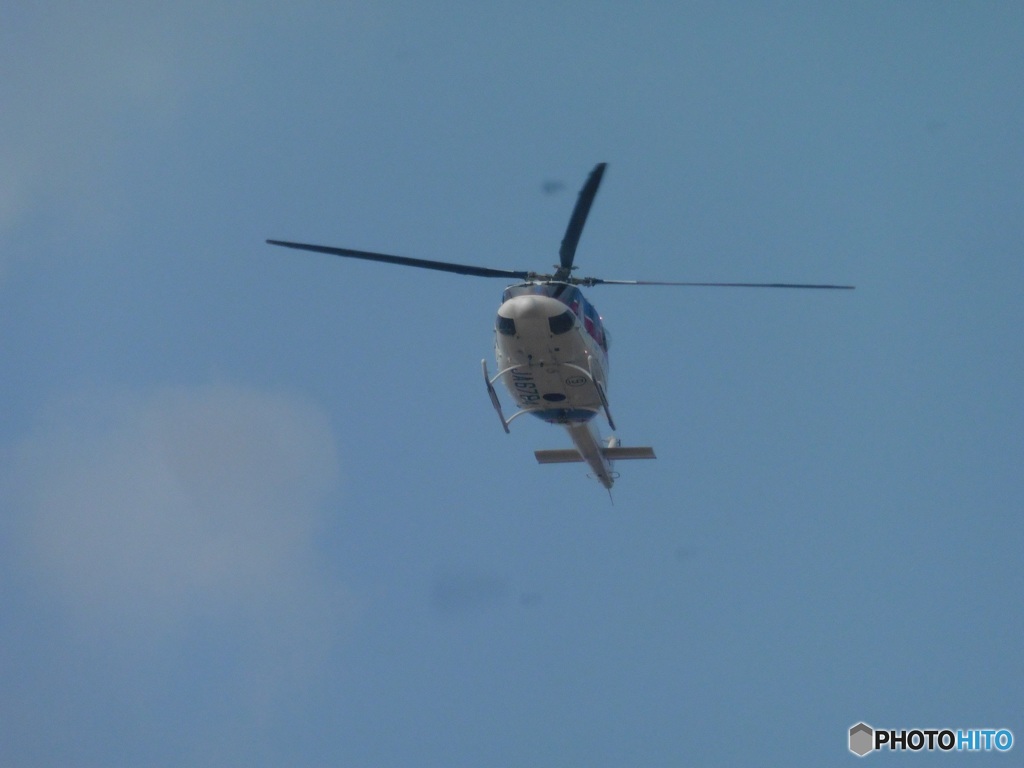 空港上空を飛ぶヘリ