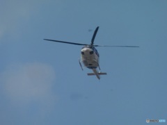 空港上空を飛ぶヘリ