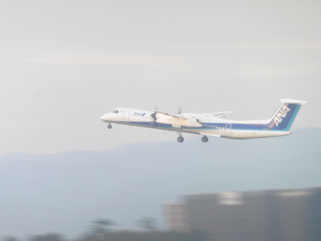 ANA　ボンバルディの離陸