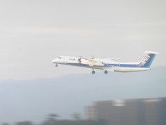 ANA　ボンバルディの離陸
