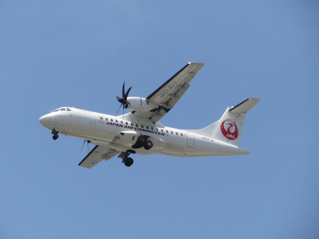 福岡空港にランディングのJAC  ATR42