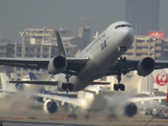 離陸　ANA　JA614A  福岡空港にて