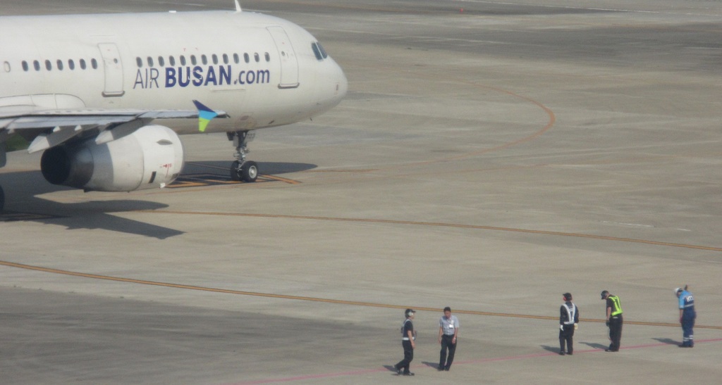 出発するAIR　BUSANと見送るスタッフ