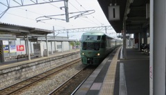 駅を通過するキハ72特急ゆふ