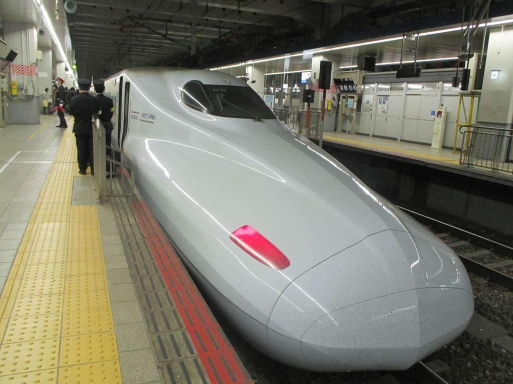 博多駅に停車中のN700系みずほ