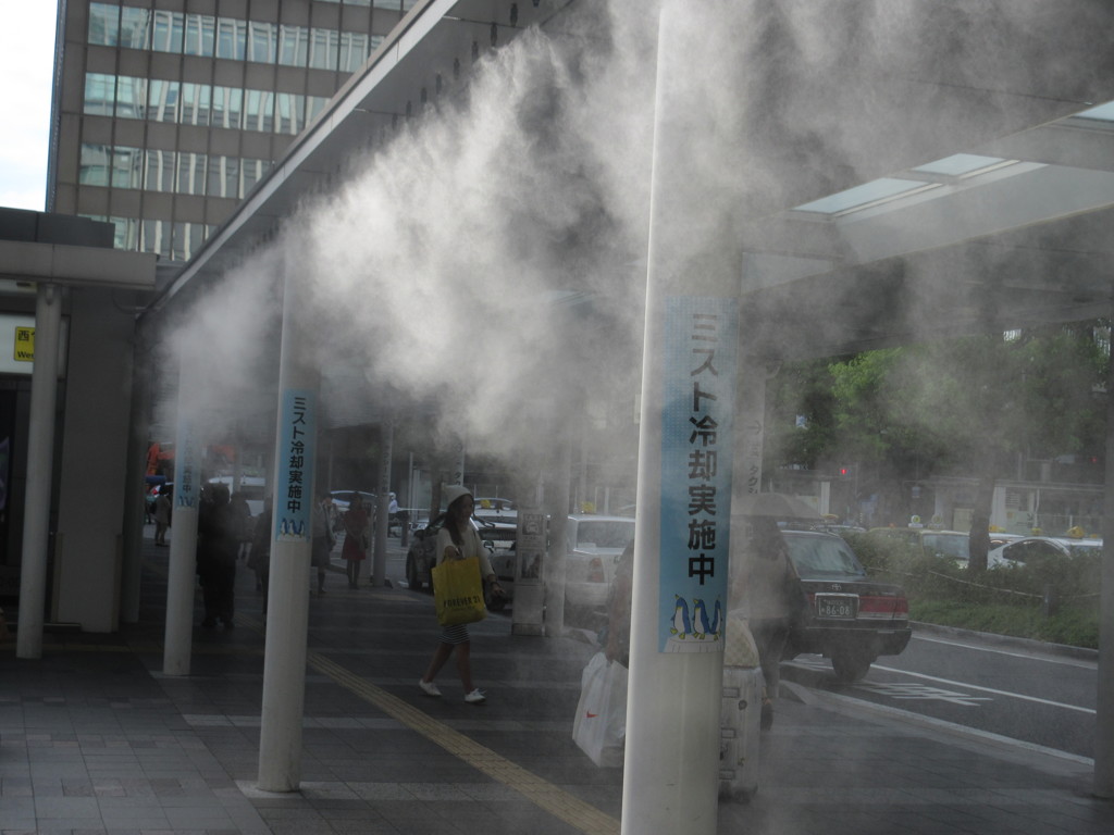 博多駅前でミスト冷却実施中