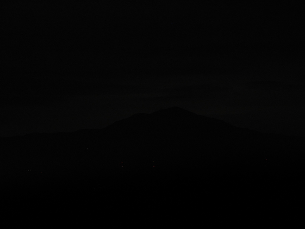 暗闇に見える遠くの山