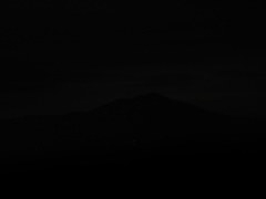 暗闇に見える遠くの山